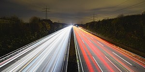 Das Bild zeigt eine Autobahn mit Front und Rücklichtern von Autos in einer Langzeitbelichtung